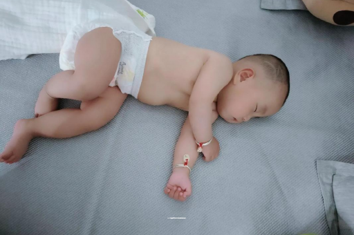 衡东两个月宝宝肚子胀气
